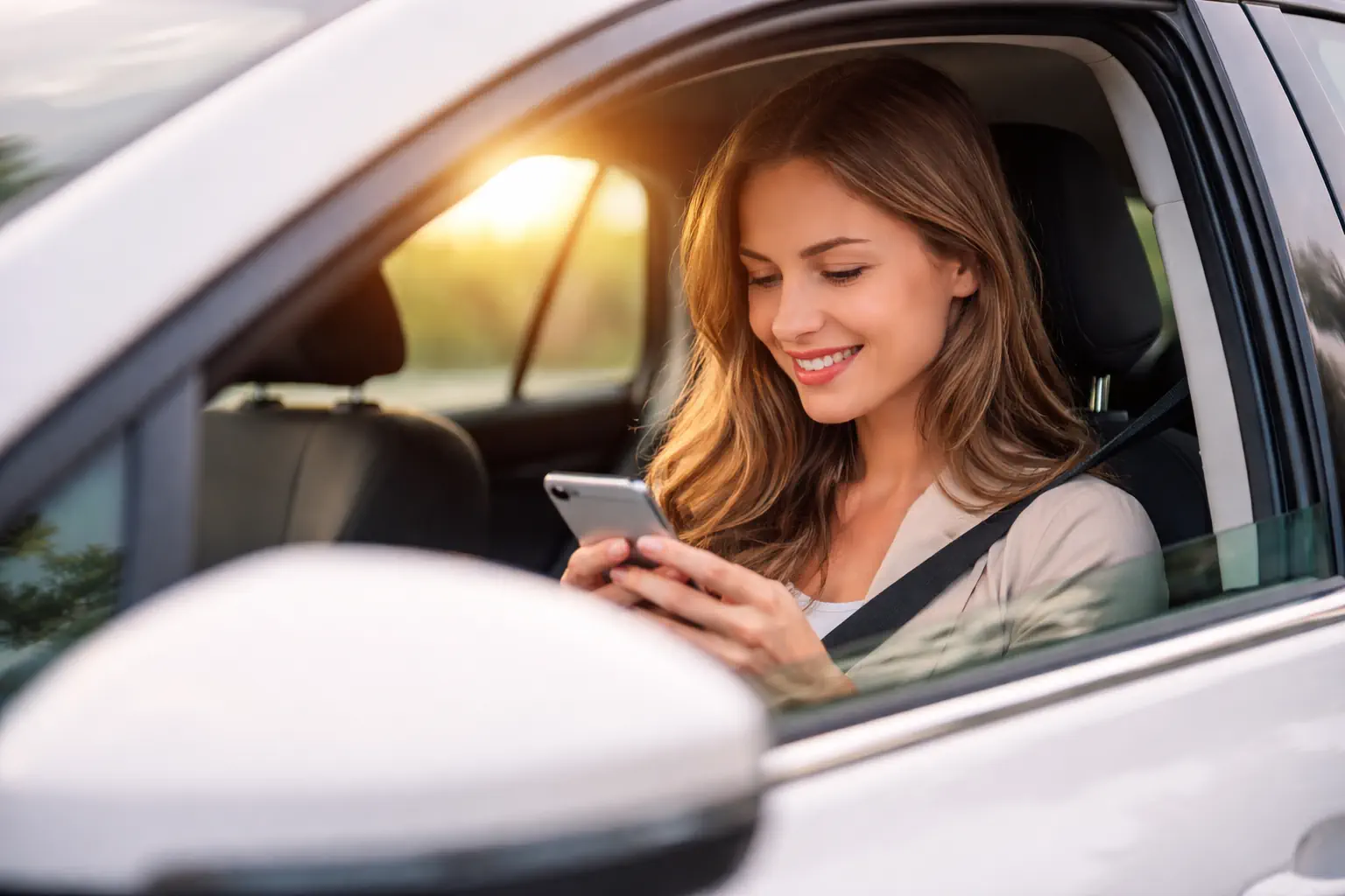Cliente lisant un SMS promotionnel automobile sur son smartphone depuis une voiture illustrant une campagne de SMS marketing pour concessionnaires et professionnels de l’automobile